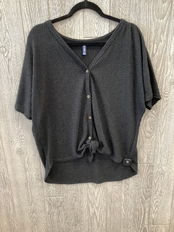 women's tops for those who want to create outfits that are both trendy and timelessBlack Top Short Sleeve Clothes Mentor, Size 2x